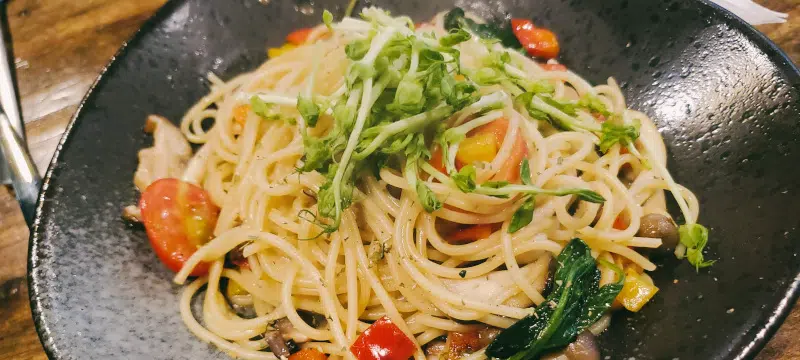 Spaghetti mit frischen Tomaten, Mozzarella und Rucola